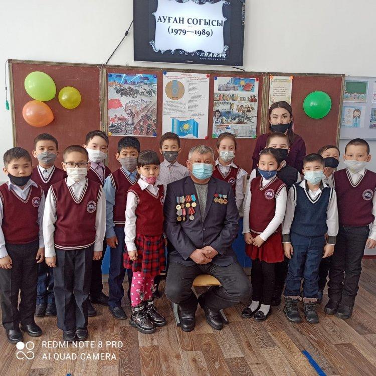 2 "Б" және 4 "А" сынып оқушыларының сынып сағатында Ауған соғысы ардагерімен кездесуі.