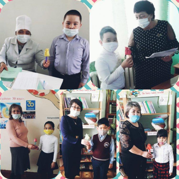 "Қызғалдақ күні", 2 "Б" сынып оқушылары өз қолдарымен қызғалдақ жасап, табыстауда